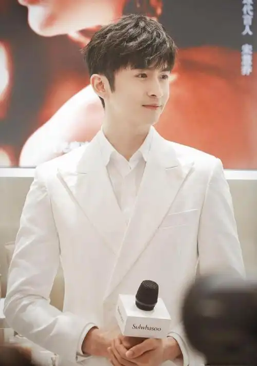 张云龙私服好清新,帅到掉渣男友风,32岁了依旧是阳光大男孩模样