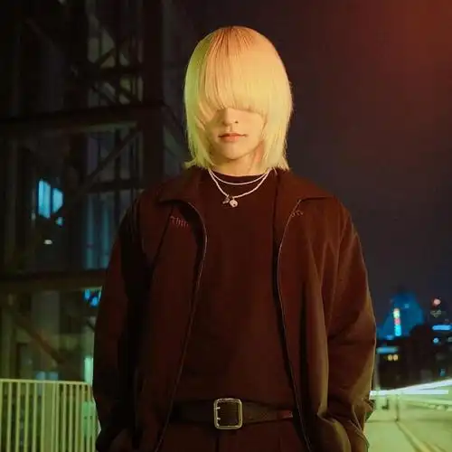 但,近日就有一个2019年出道的7人男团成员因为发型而重新获得关注,他