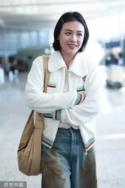 马思纯穿白色外套现身机场 拎纸袋出行好环保|马思纯|现身|白色_新浪