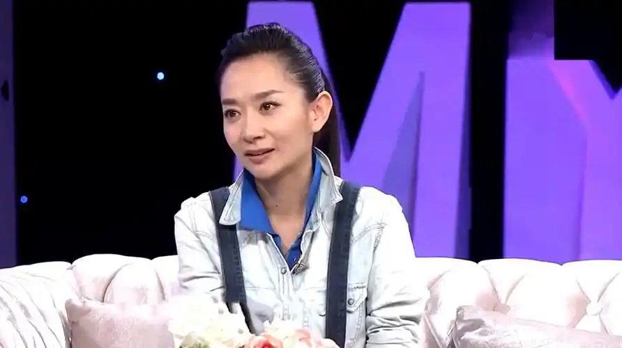 王芳观看吴其江的电视剧感叹他的形象出众吴其江一脸羞涩