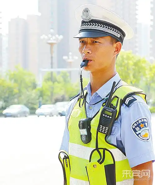 向"汗"卫交通秩序的协警致敬.