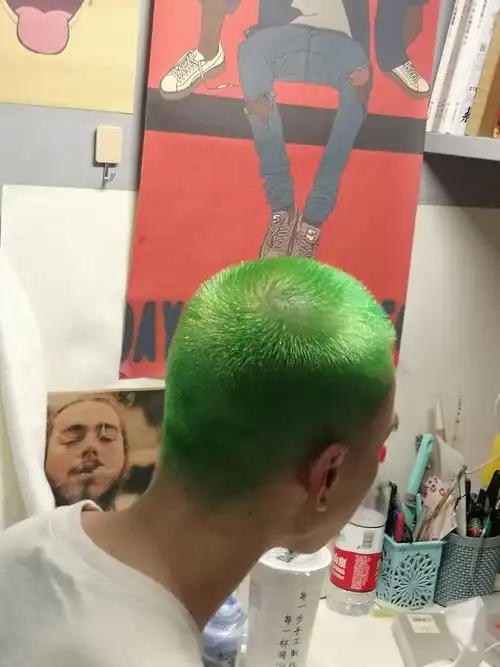 男生寸头初次染发染什么颜色?