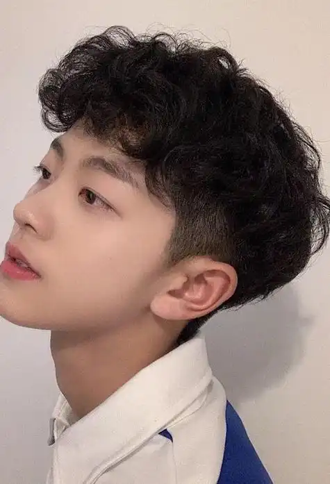 男学生适合的烫发发型清纯校园风短发打造