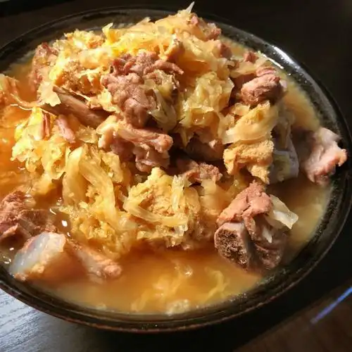 美食性孢子做的酸菜炖排骨