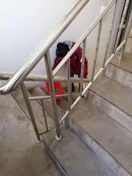 8年9班田雨竺社会实践楼道清洁工体验