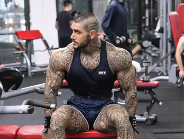 纹身遍布全身,给人一种生人勿进的感觉,但在女儿面前却是个暖男