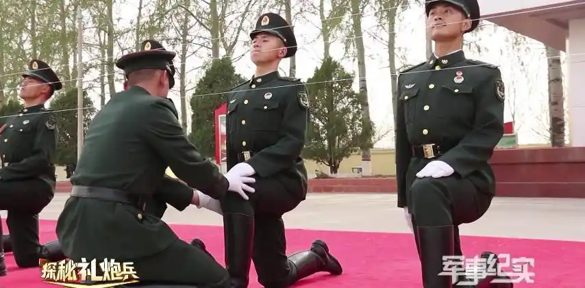 最帅单膝跪地中国礼炮兵一出场就是震撼