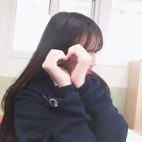 萌萌哒小可爱长发比手势比心不露脸女生头像