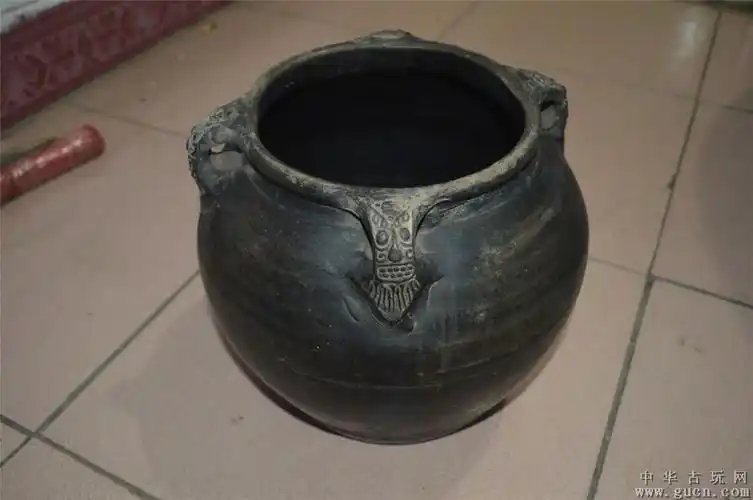 一个清代四耳虎头瓦罐