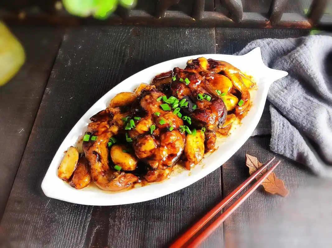 出锅装盘撒上葱花,鱼肉油润软糯,咸鲜微甜,感觉与红烧河鳗差不多,最