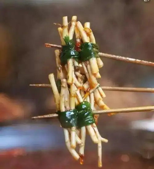 替换高清大图替换高清大图折耳根烫火锅,也是这几年兴起的吃法,不过我