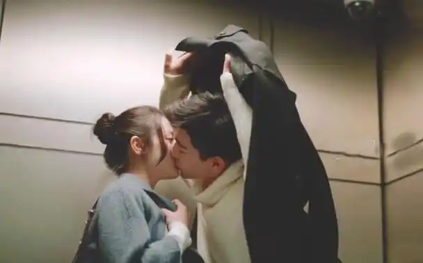 男子合成迪丽热巴亲吻视频 律师称侵犯肖像权 网友:性骚扰更恰当