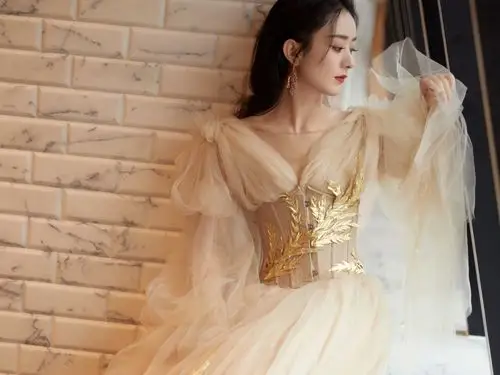 赵丽颖身体不适缺席芭莎红毯穿国产高定礼服领奖清冷气质迷人