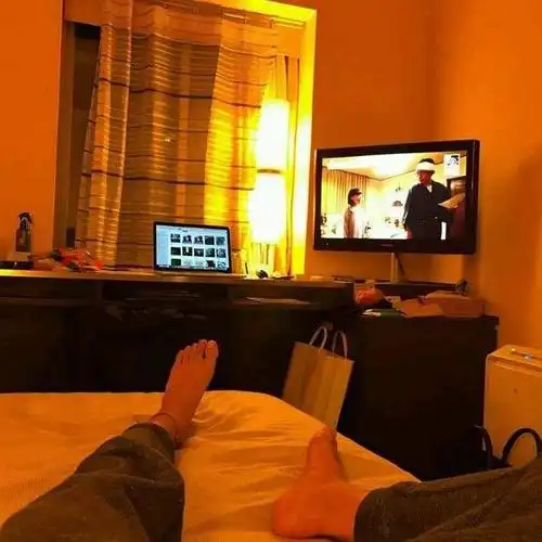 住酒店晚上开着灯睡觉并且点一炷香,有什么讲究