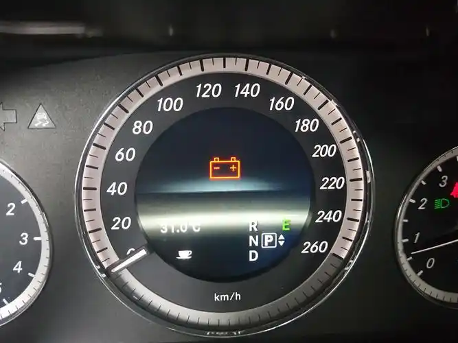 12款,e260,仪表亮红色电瓶灯,测量发电量,_奔驰_奔驰s级_汽车大师