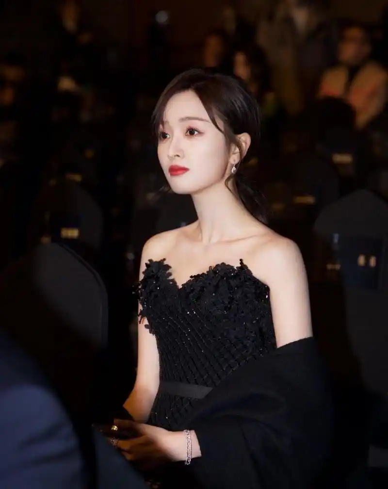 吴宣仪,一袭黑色抹胸露背连衣裙,性感迷人
