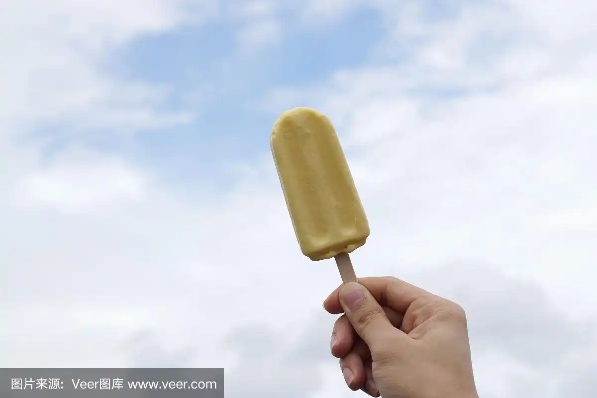 手握榴莲雪糕在蓝天背景和复制空间.