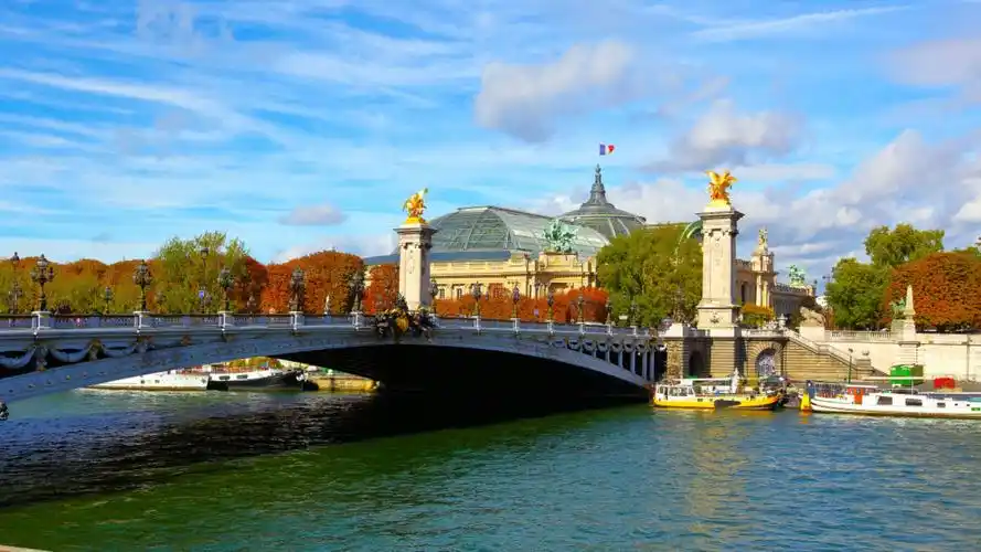 巴黎的文化和风光集中在塞纳河两岸,巴黎的浪漫同样