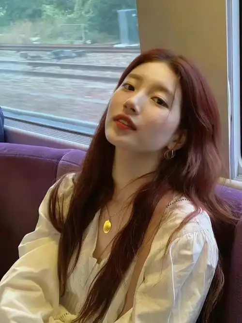 阳光下有点玫瑰粉的即视感,甜甜的女孩必须拥有的发色~真的不要担心显