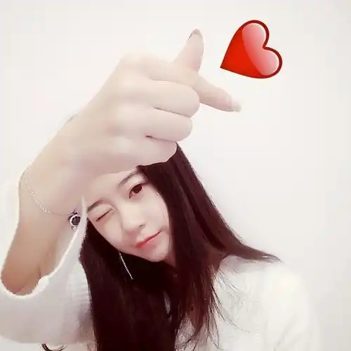 有自拍的比心手势图