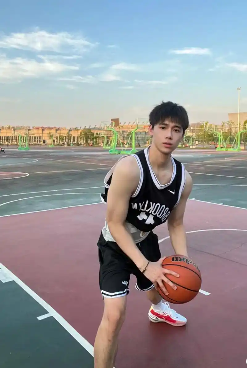 对会打篮球的男孩子丝毫没有抵抗力#体育生# #腹肌男孩