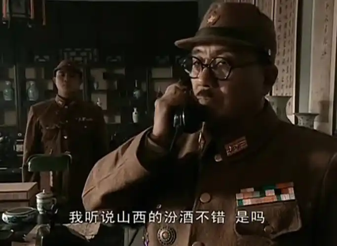 亮剑:晋西北都乱成一锅粥了不过汾酒确实不错,从小就喝#亮剑  #追剧