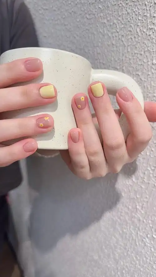 清新淡雅的春日美甲风