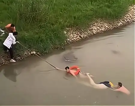 四名不满20岁的男孩钓鱼,三人溺水身亡,水沟不大为啥他们会死呢