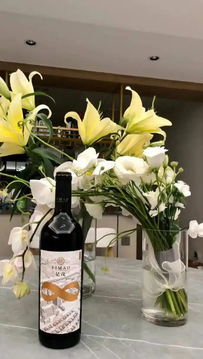 一束鲜花,一瓶葡萄酒,浪漫的夜晚由此开始! - 抖音