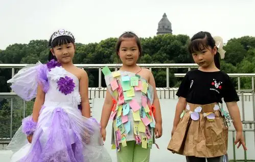 苏州市虎丘中心幼儿园萌娃上演环保时装秀