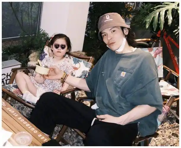 向佐晒与妻子亲吻照,郭碧婷穿香奈儿脸颊凹陷,女儿气场碾压爸爸_照片