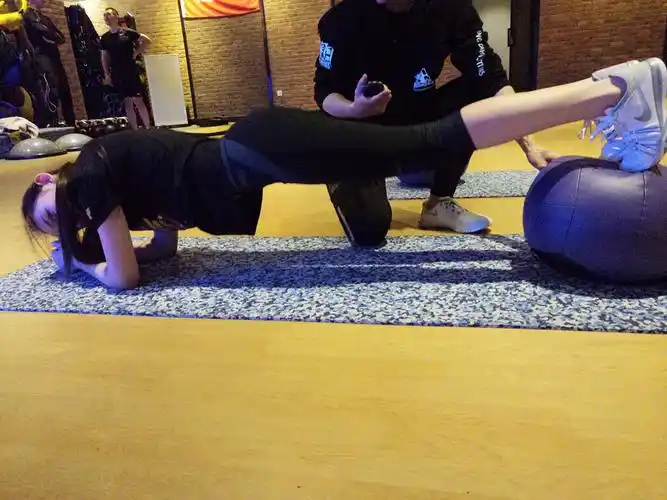 一字马壁咚新技能蒋依依晒花式健身照