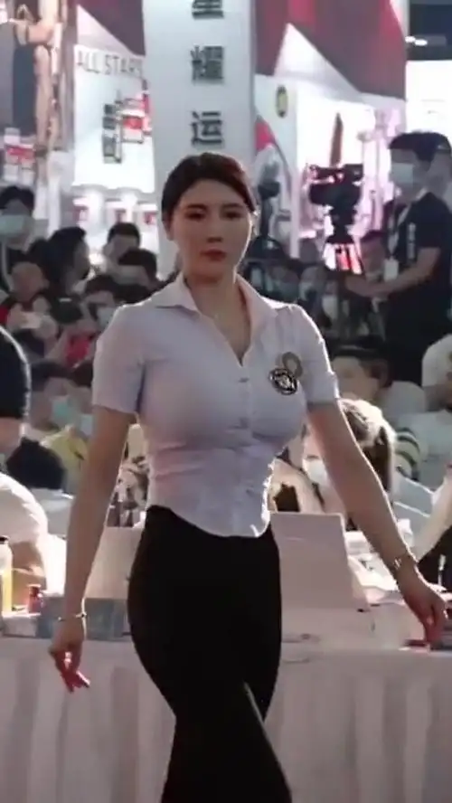 她就是刘太阳,今年20多岁了,主要的职业是在健身比赛中担任裁判一职