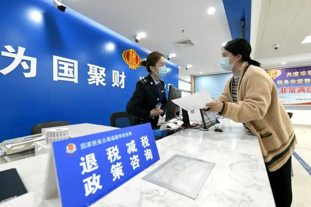 图为国家税务总局福鼎市税务局税务人员为纳税人办理涉税事项.