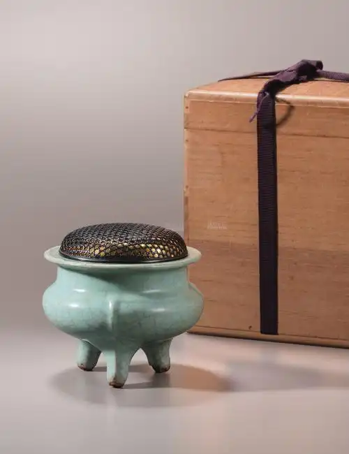 南宋官窑鬲式三足炉