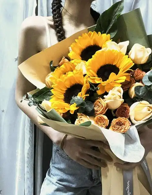 拿花拍照姿势不露脸也好看