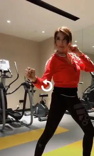 53岁"莫愁"杨丽菁晒健身照,紧身衣秀凹凸曲线,塑胶脸没有皱纹