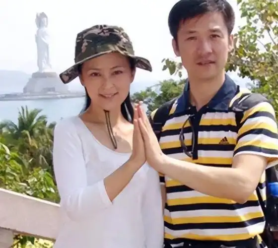 演员许云帆:娶黄志忠前妻何音,与继子处成朋友,结婚至今无儿女