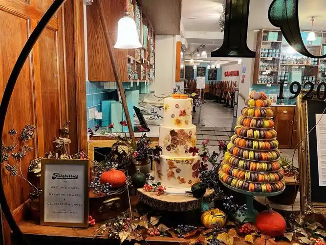 剑桥百年咖啡店,fitzbillies万圣节主题的马卡龙塔也太q了99# 市