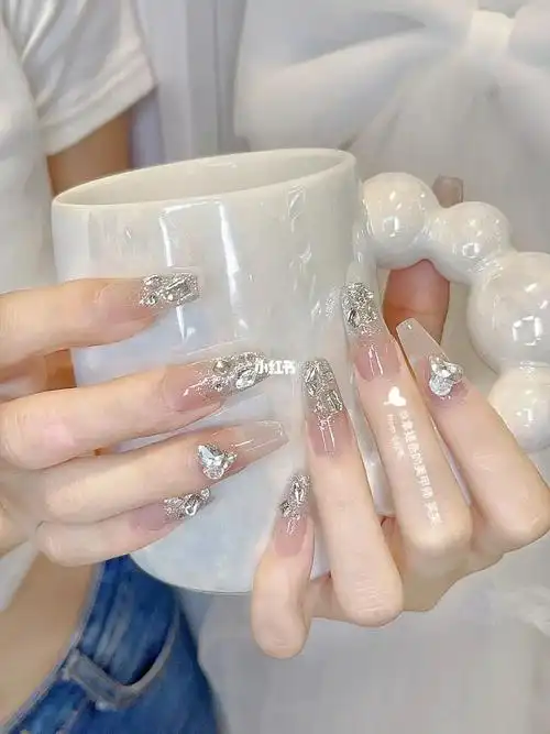 细闪渐变贴钻美甲