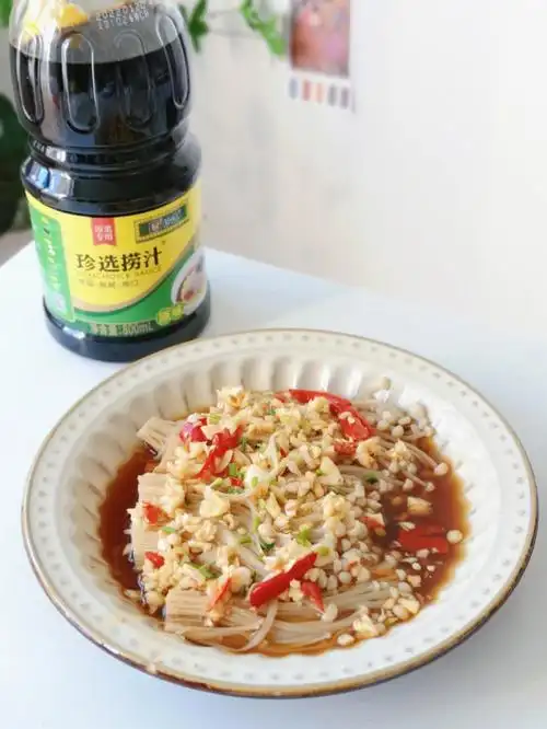 食材:金针菇蒜小米椒珍选捞汁①金针菇切掉根部,洗净.