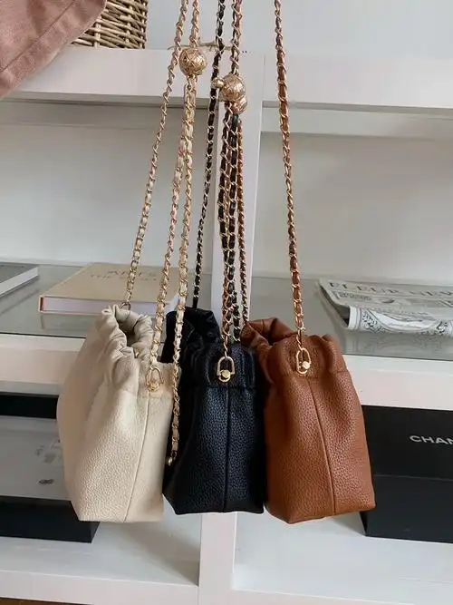 流行包包女新款2023高级感纯色小众单肩包百搭链条斜挎云朵小包包