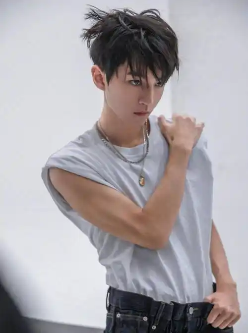 从各种机场照以及视频中,眼尖的粉丝都表示王俊凯胳膊上和身材上的