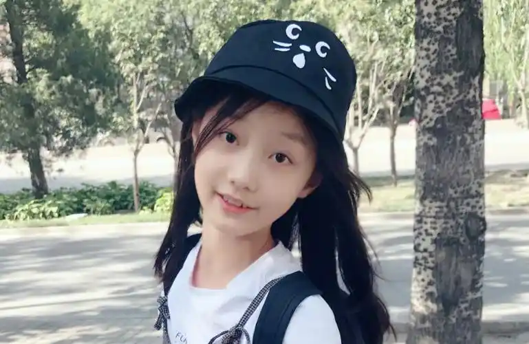 饰演过赵薇女儿的纪姿含长大了很多人在等她长大