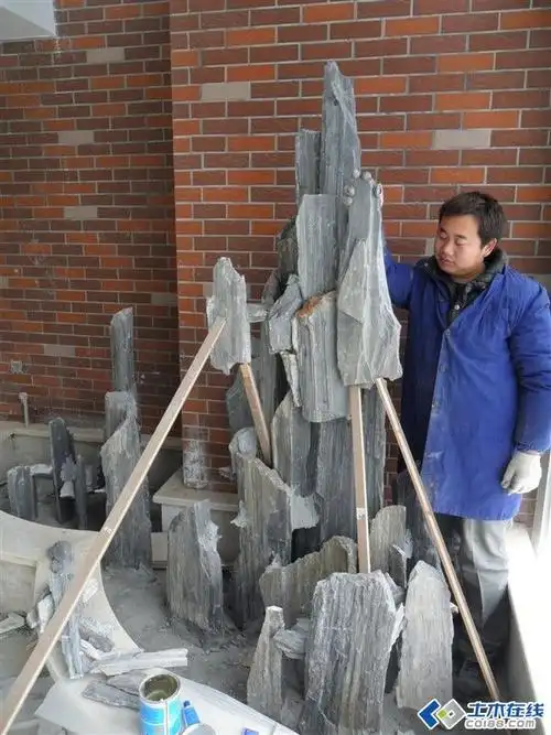 【园林施工现场】假山制作步骤(斧劈石山水)