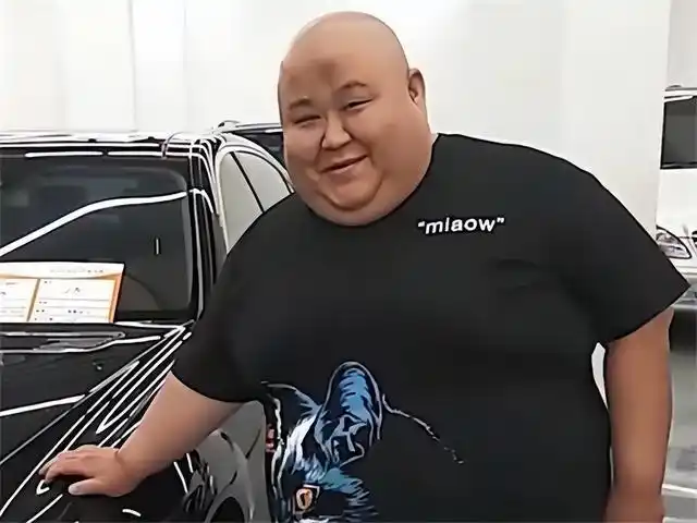 胖小伙体重300斤,长相酷似弥勒佛,被包装成网红