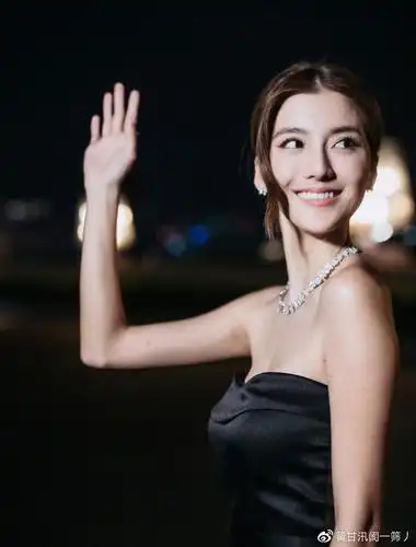 林峰喜当爹,张馨月晒孕照角色扮演超个性,孩子性别成谜引关注