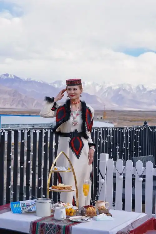 塔县,接壤三国,拥有唯一一个白人民族,塔吉克族.