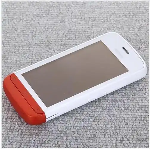 酷似刚刚发布的几款最新symbian3系统手机,机器不论是外形还是界面都