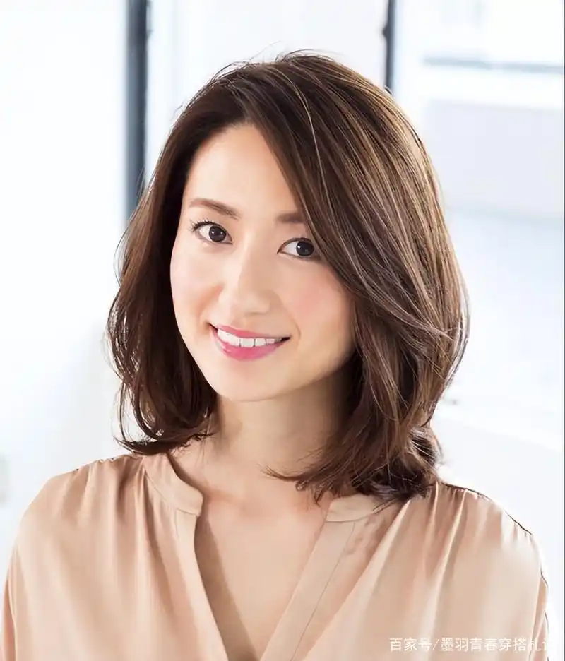 这才是50岁女人该有的发型,蓬松利落又大气,比披头长发好看多了